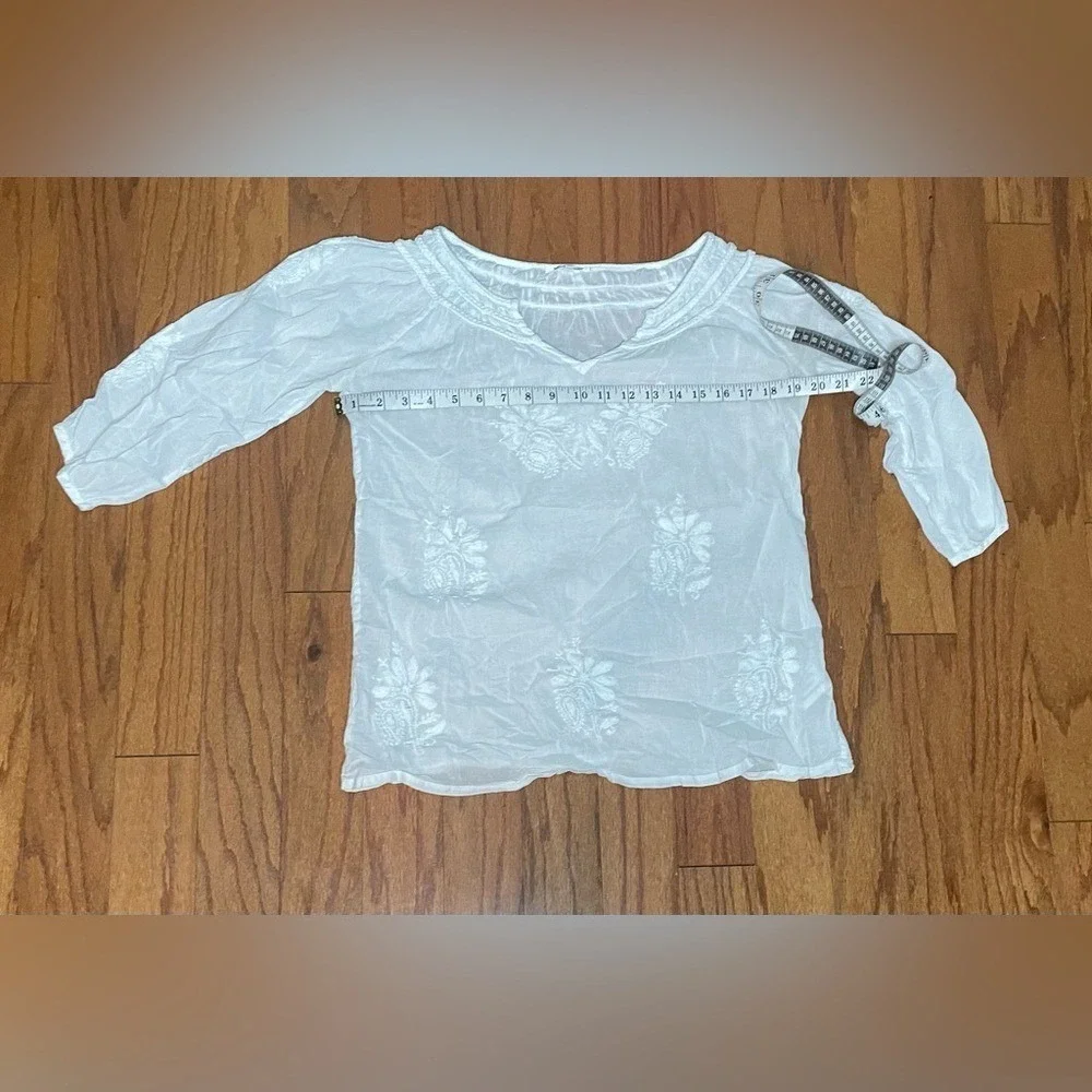 VioletRuby- White Embroidered Women's Top Size‎ M
